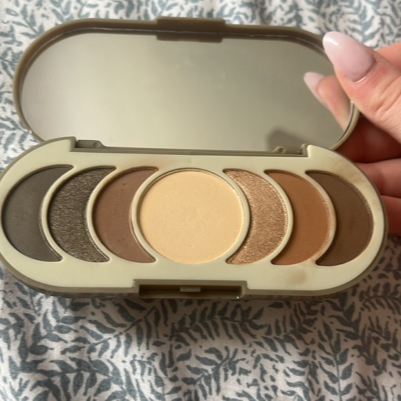 Eyeshadow - Picture 2 of 3